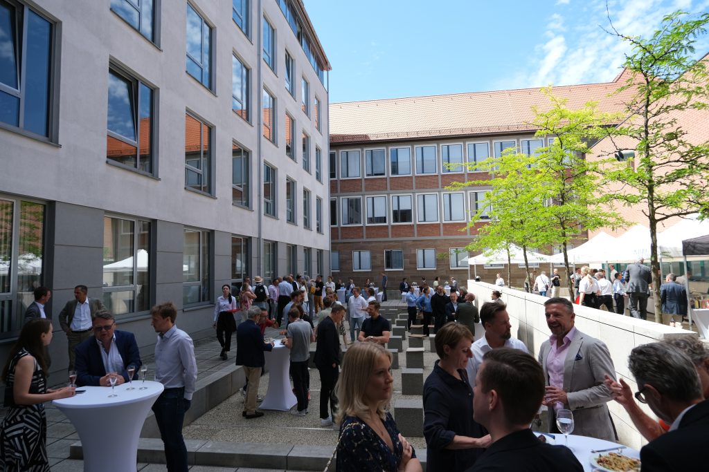 Feier im Innenhof des Wirtschaftsrathauses