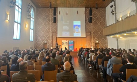 300 Teilnehmerinnen und Teilnehmer beim Leitevent „Künstliche Intelligenz in der Praxis“ des AI HUB Nürnberg. Quelle: Wirtschaftsförderung Nürnberg